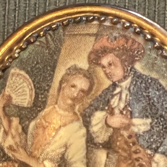 Whiting & Davis Vintage Gold Oval Brooch with 18th C Romantic Scene - Picture 3 of 10